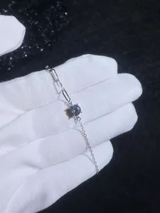 Detail eines s925 Silberarmbands mit blauem Moissanit und Paperclip-Gliederkette