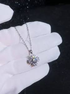 Détail du pendentif tournesol en argent S925 avec moissanite 1 carat sur chaîne fine