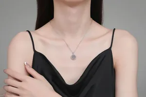 Collier pendentif soleil moissanite porté au cou montrant le design détaillé du disque