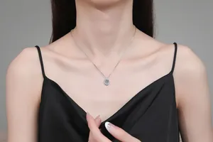 Gros plan détaillé d'un collier avec pendentif goutte en moissanite 1ct porté