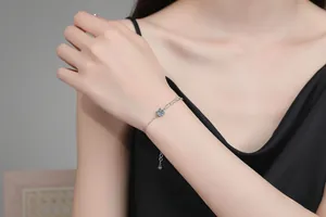 Detail eines s925 Silberarmbands mit 1ct Moissanit und graviertem Anhänger für Damen