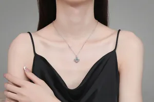 Gros plan détaillé du pendentif tournesol en argent S925 avec cristaux de moissanite