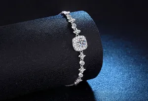 Gros plan détaillé du bracelet en argent s925 avec moissanite sur un support noir