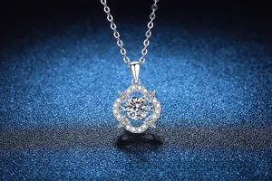 Gros plan du pendentif trèfle à quatre feuilles en argent S925 avec moissanite centrale