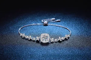 Détail macro du bracelet moissanite en argent S925 avec halo carré et breloque papillon