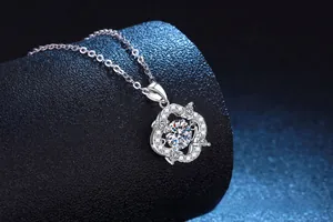 Vue détaillée du pendentif trèfle à quatre feuilles en argent S925 avec moissanite