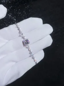 Vue macro d'un bracelet en argent S925 avec maillons en étoile et moissanite de coupe carrée