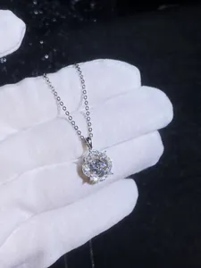 Vue détaillée du pendentif trèfle à quatre feuilles en argent S925 avec une pierre brillante