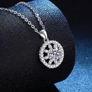 Collier tournesol en moissanite argentée avec pierre centrale ronde et pendentif halo