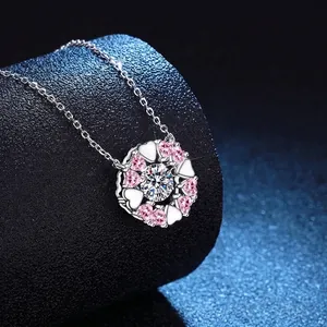Moissanit S925 Sterlingsilber Herzkette mit rosa Steinen vor luxuriösem Sternenhimmel