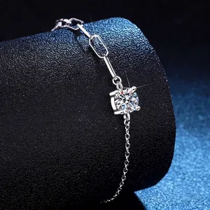 Elegantes s925 Silber Moissanit Armband mit 1 Karat D-Farbe Stein auf blauem Sockel