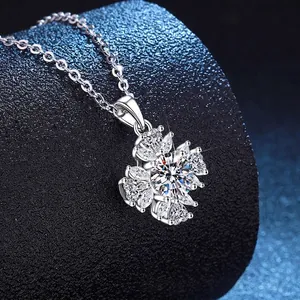Élégant collier tournesol en argent S925 avec moissanite 1 carat sur socle noir