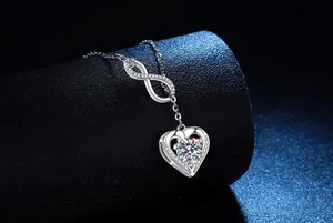 Makroaufnahme von 925 Sterling Silber Unendlichkeit Herz Anhänger mit 3 Karat Moissanit