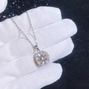Collier avec pendentif disque solaire en moissanite étincelante et finition argentée