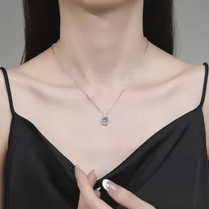 Collier avec pendentif goutte en moissanite 1ct en argent 925 porté par un modèle