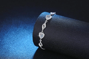 Detail of heart-shaped moissanite bracelet in S925 sterling silver with elegant sparkle