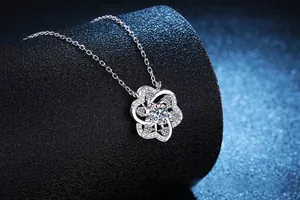 Vue macro du pendentif fleur en argent S925 avec moissanite et dentelle évidée