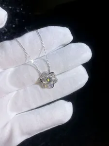 Gros plan sur pendentif fleur en argent S925 avec moissanite et pavé de diamants
