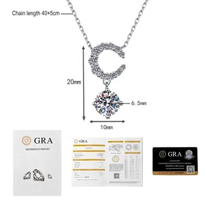 Détail du pendentif moissanite en forme de C et certificat de bijoux GRA inclus