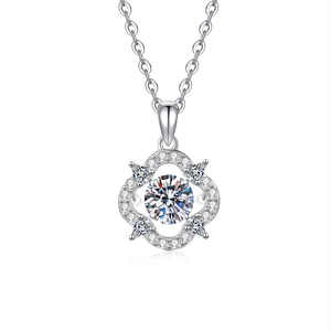 Collier en argent sterling S925 avec pendentif moissanite brillant sur une chaîne fine
