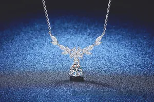 Makroaufnahme des S925 Sterlingsilber Weizen-Anhängers mit funkelnden Moissanit-Steinen