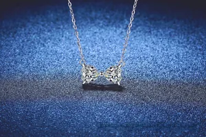 Détail du collier en argent S925 avec pendentif nœud papillon en moissanite double cœur