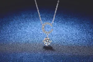 Détail du collier en argent S925 avec pendentif lettre C pavé et moissanite ronde