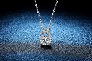 Détail macro du pendentif flacon de parfum en argent S925 avec pierres de moissanite
