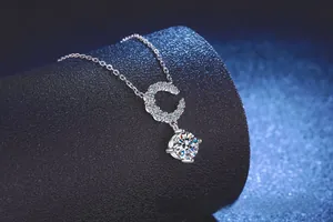 Macro de pendentif demi-lune en argent S925 avec une pierre moissanite ronde brillante