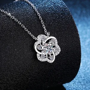 Collier fleur en argent S925 moissanite avec pendentif ajouré en dentelle sur socle