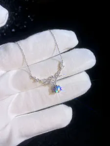 Makroaufnahme von S925 Sterling Silber Anhänger mit brillantem Moissanit Blumenglimmern