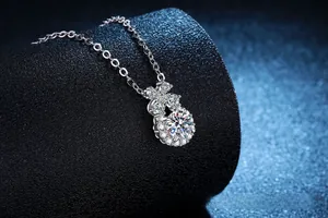 Détail du pendentif fleur flacon de parfum en argent S925 avec de la moissanite