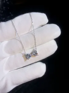 Détail du pendentif nœud en argent 925 avec des moissanites taillées en forme de cœur