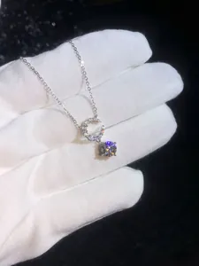Détail macro du collier en argent S925 avec pendentif moissanite et serti à griffes