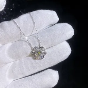 Collier fleur en argent S925 avec moissanite, pétales pavés et pierre centrale ronde