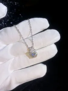 Vue macro d'un collier en argent S925 avec pendentif fleur en moissanite étincelante