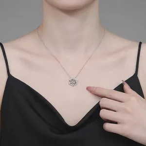 Élégant collier fleur en argent sterling S925 avec pendentif brillant en moissanite