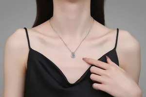 Gros plan d'un collier flocon de neige en argent S925 avec moissanite sur un mannequin