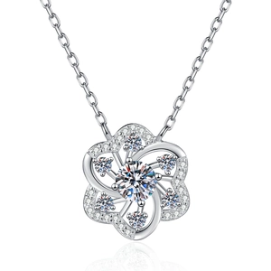 Collier fleur en argent S925 avec pendentif en dentelle ajourée et pierres en moissanite étincelante
