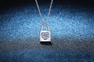 Vue détaillée du pendentif cœur en argent avec un moissanite brillant au centre