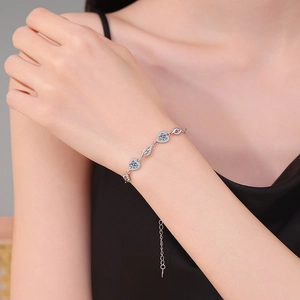Elegant S925 sterling silver heart-shaped moissanite bracelet with adjustable chain