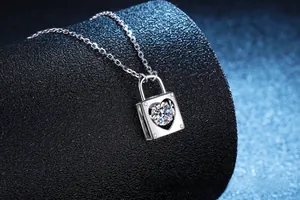 Macro de pendentif cadenas cœur en argent S925 avec une pierre de moissanite mobile