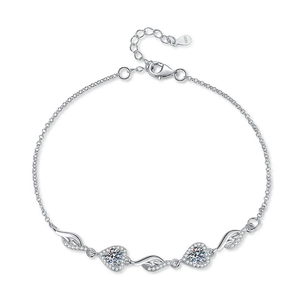 Elegant S925 sterling silver heart bracelet featuring a 1 carat moissanite gemstone