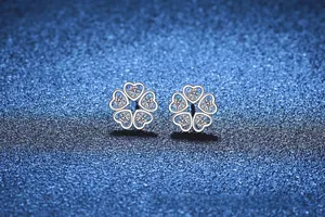Dettaglio di orecchini a lobo in argento S925 con petali a cuore e moissanite lucida