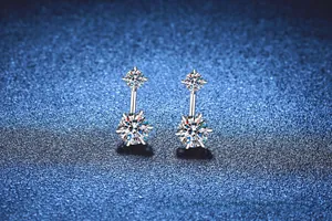 Dettaglio orecchini a goccia in argento S925 moissanite con design a due pietre verticali