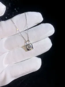 Gros plan détaillé du pendentif cadenas en argent S925 avec une pierre scintillante en cœur