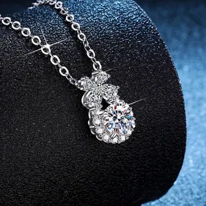 Pendentif fleur en moissanite et argent S925 sur présentoir à bijoux noir élégant