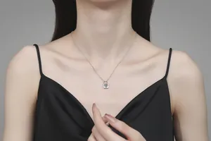 Détail du collier cadenas en argent S925 avec moissanite scintillante sur le cou