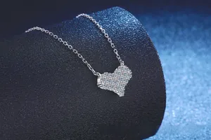 Dettaglio della collana con ciondolo a cuore in argento S925 e pavé di moissanite su stand
