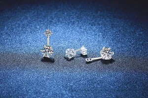 Dettaglio orecchini a lobo in argento S925 con moissanite e classica incastonatura a quattro griffe